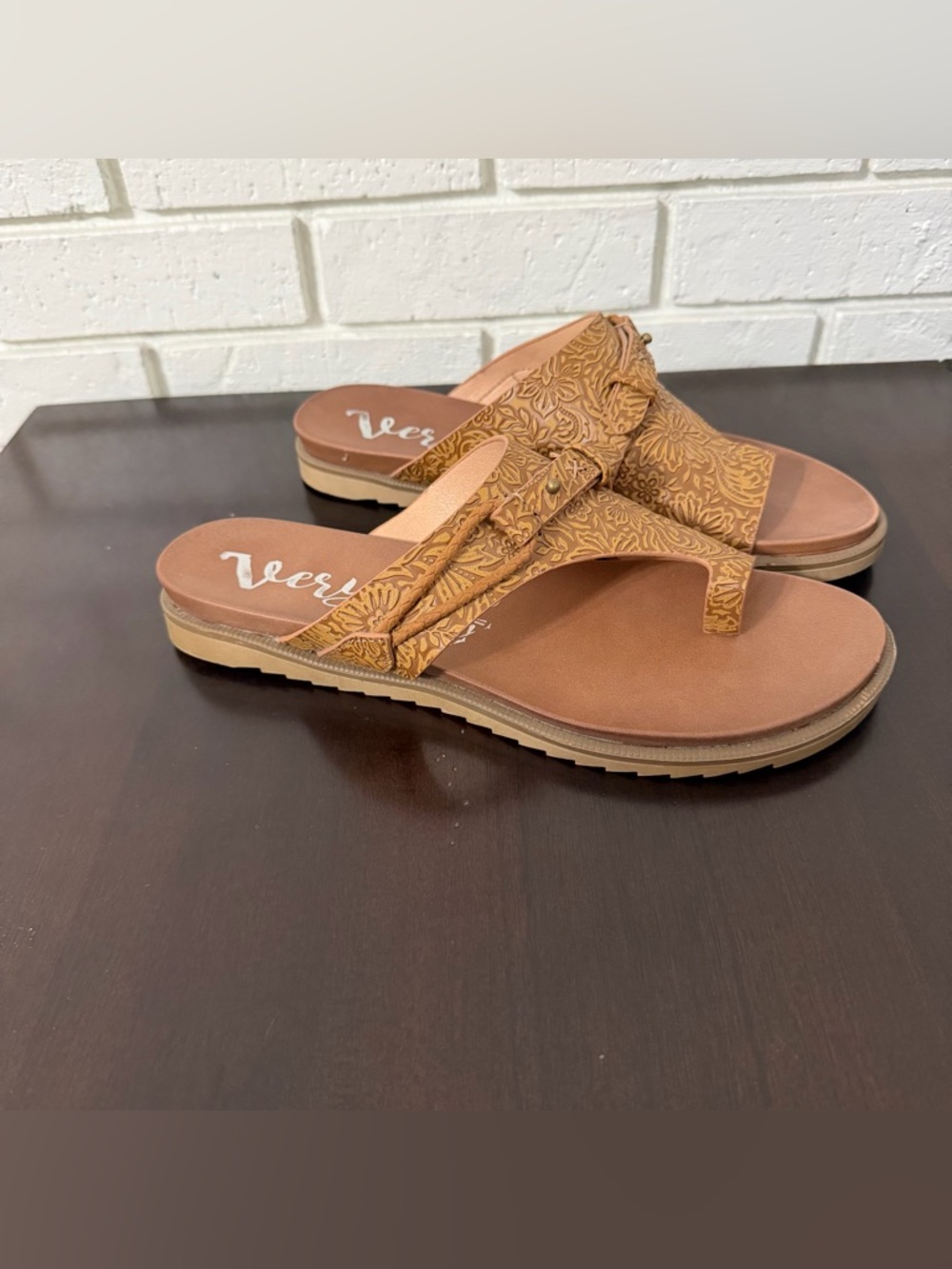 Very G Women’s Size 11 Brown Tooled Sandals